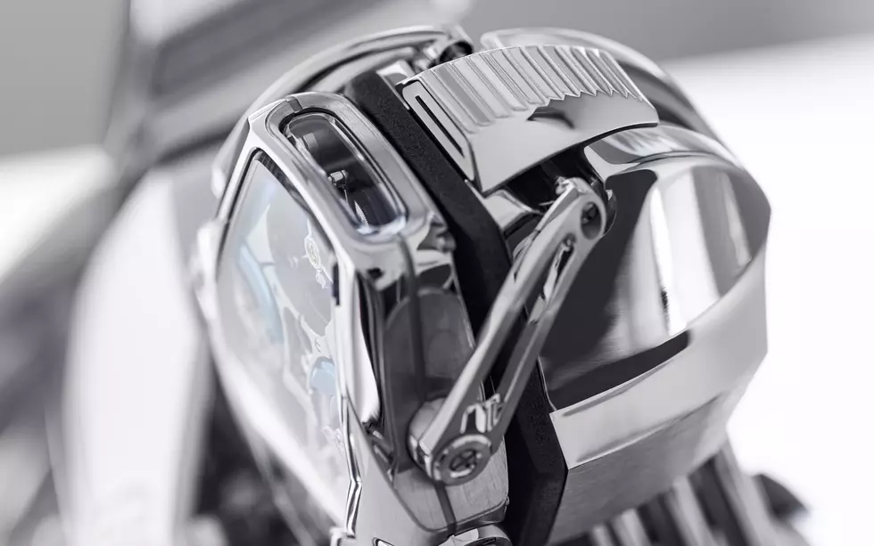 A DETACHABLE WATCH WITH AN EASY CLIPPING SYSTEM
